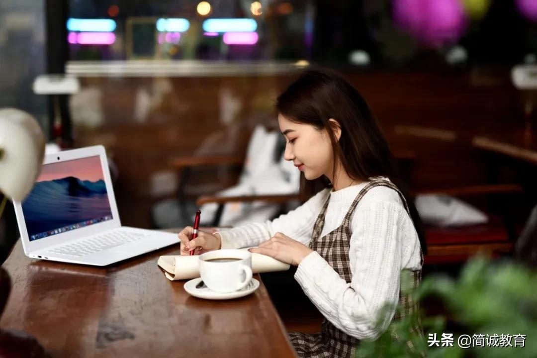 本科适合女生而且含金量高的专业,女生2022本科十大最吃香专业