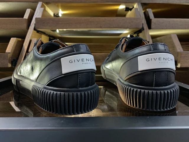 纪梵希的道歉声明,纪梵希白色休闲鞋