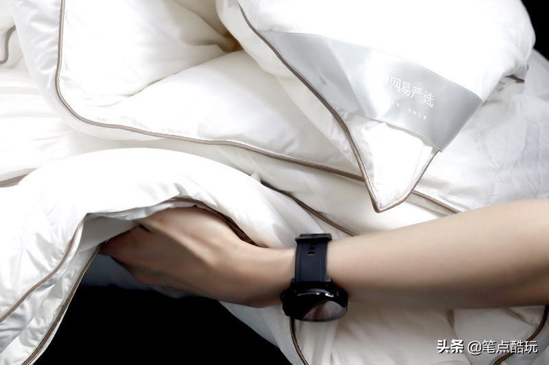 冬天里的轻薄暖被窝:网易严选95%白鹅绒冬被,保暖不闷睡得香