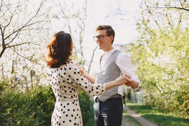 “儿媳一支口红800，嘴是金子做的吗”“我工资一万八，我乐意”