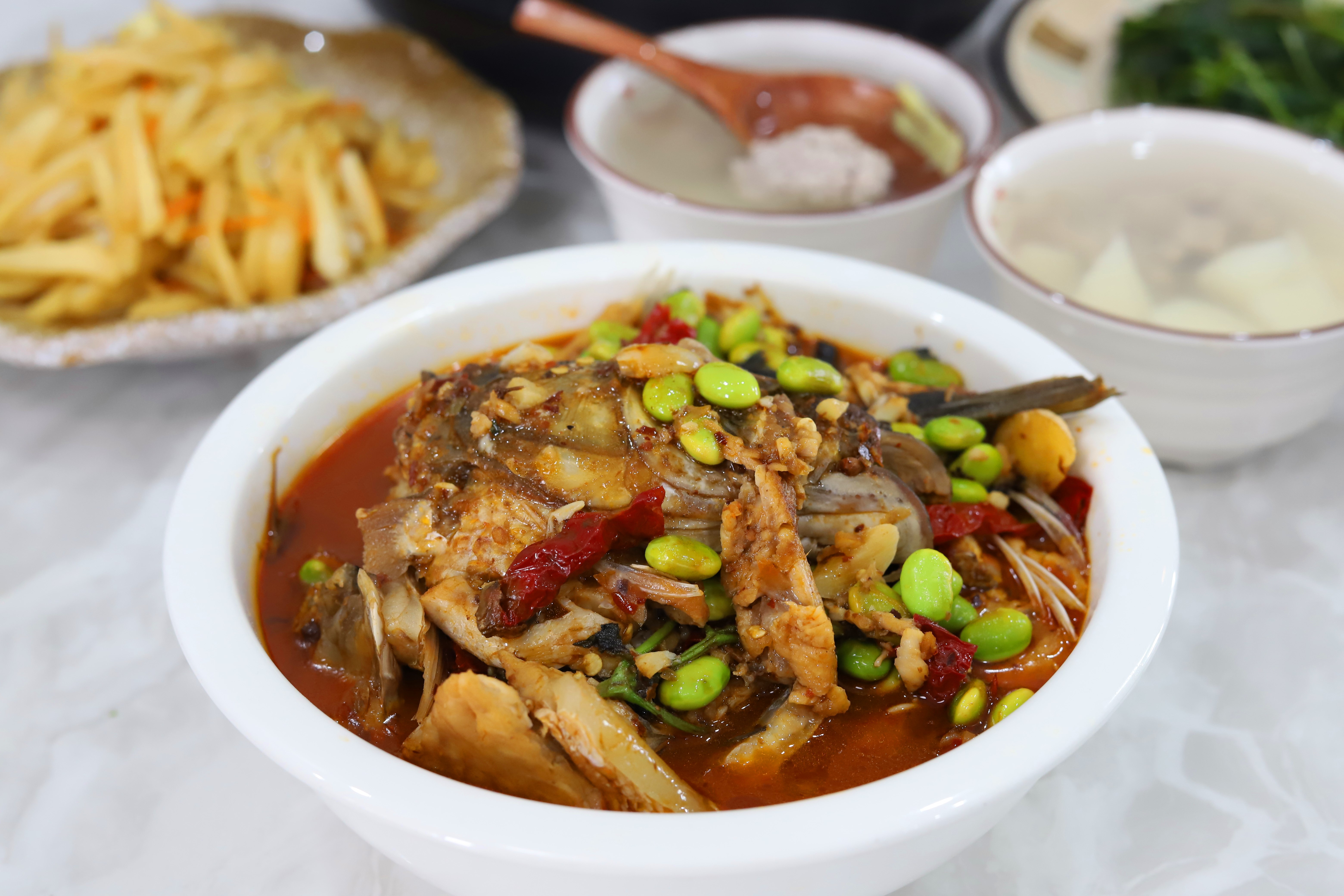 草鱼骨最好吃的做法,用草鱼骨头做了一碗菜香辣下饭