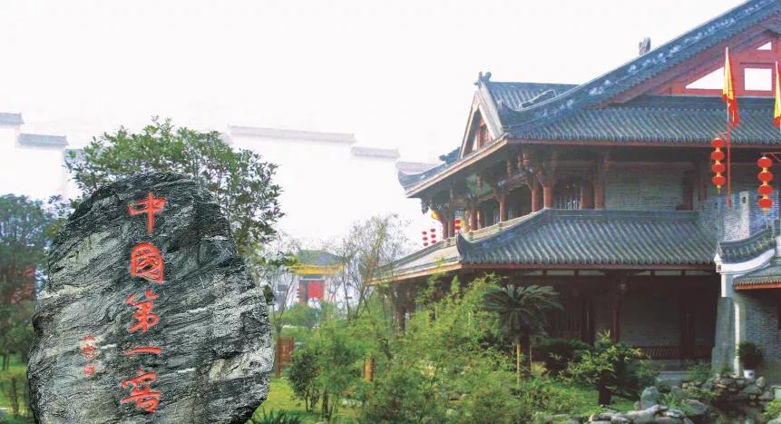 诗传泸酒香,杯杯国宝窖池原浆,邀君共品泸州山水岁月的醇厚绵长