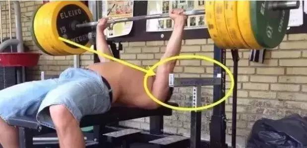 男子被120公斤杠铃压脖死亡后续,140斤杠铃砸中小伙胸部