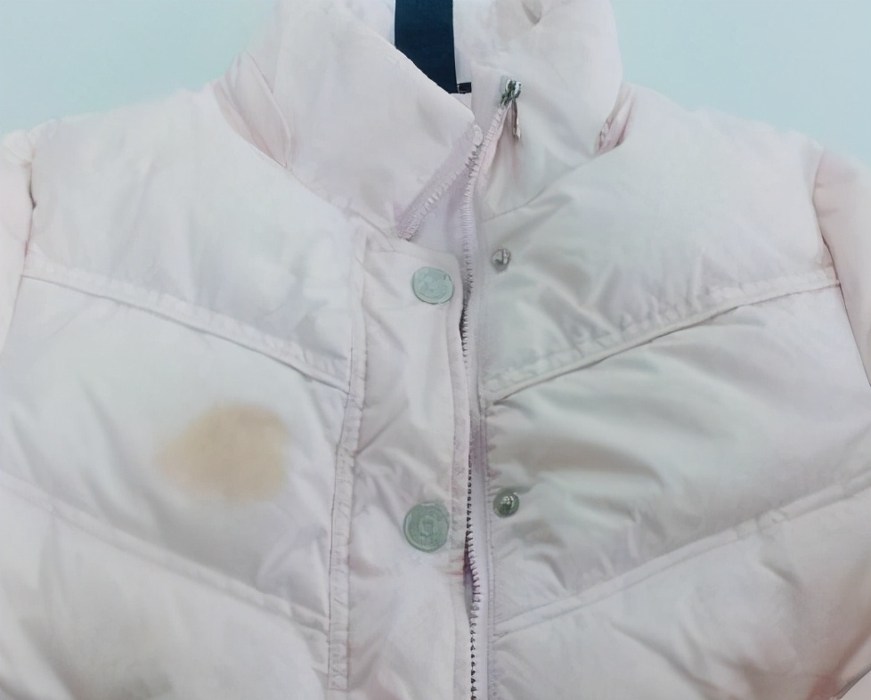白色羽绒服发黄怎么拯救回来,白色羽绒服发黄发霉了怎么办