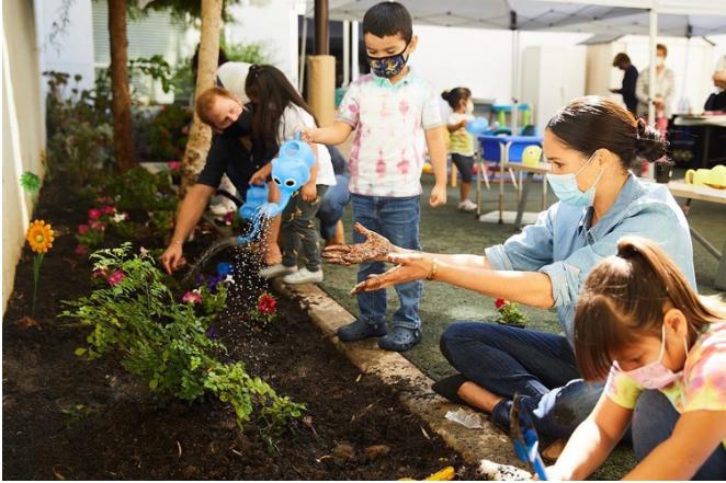 39岁梅根与小12岁章泽天真默契,同款卡地亚手镯美出不同气质