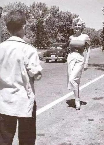 上世纪15位欧美女明星历史照片，梦露红裙侧身撩发，天使赫本领衔