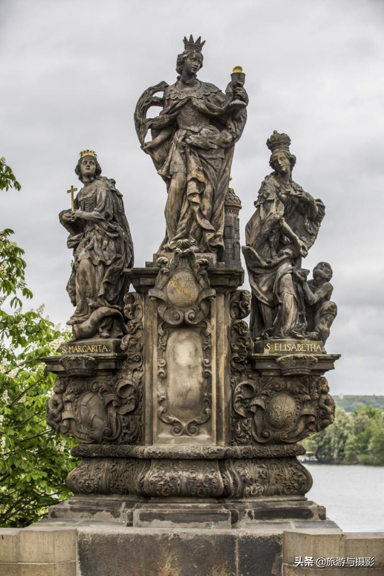 查理大桥雕塑作品介绍 (查理大桥的雕塑)