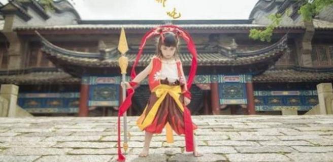 小孩哪吒cos动作,7岁哪吒cosplay图片