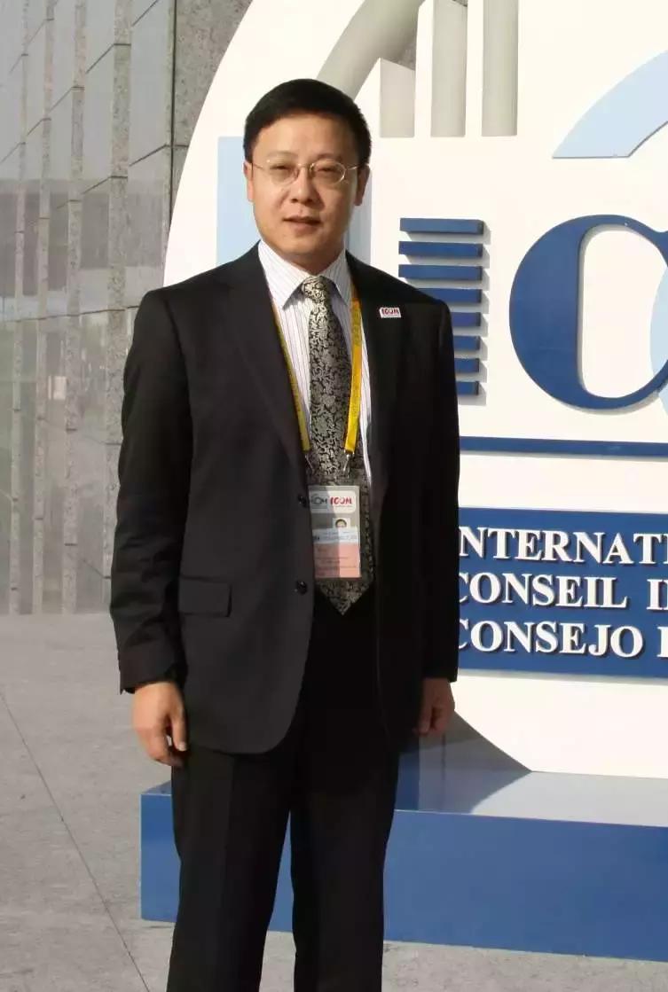 你心目中的博物馆专家会开飞机会编程吗？