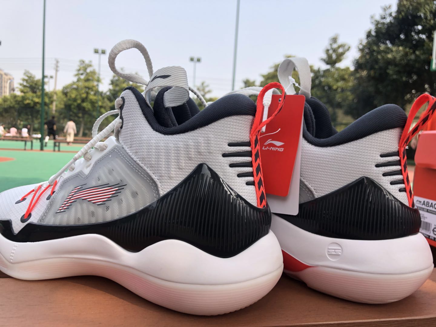 李宁8083ultra和利刃3v2哪个好,国产性价比高的篮球鞋实战推荐