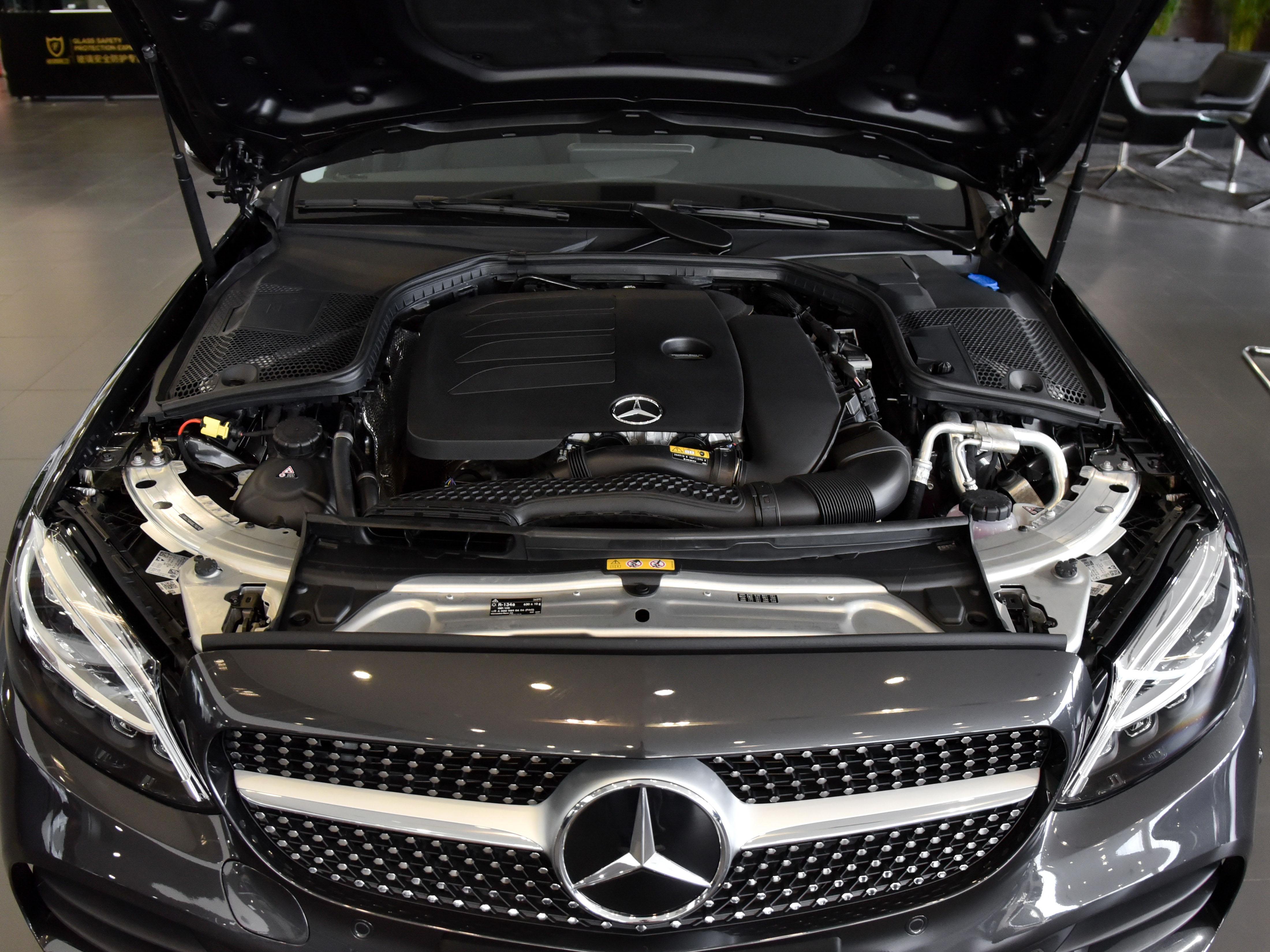 坐着空间大还舒服,开着省油还是豪华品牌,带你看奔驰C级