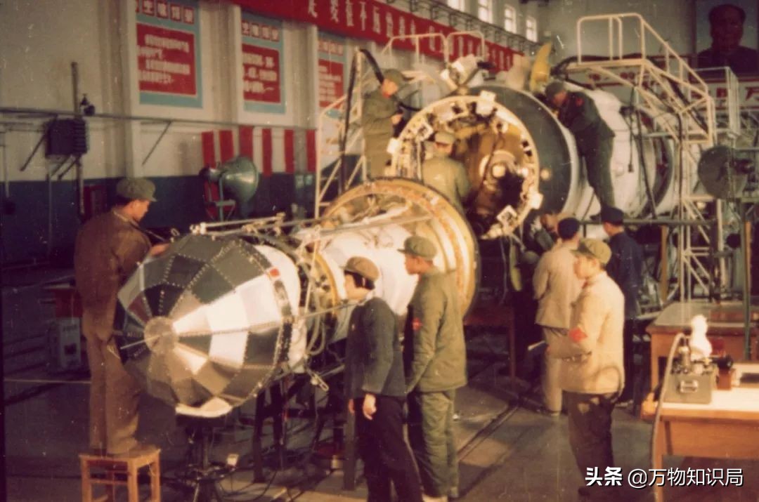 东方红一号的坠毁时间,东方红一号卫星坠毁了吗