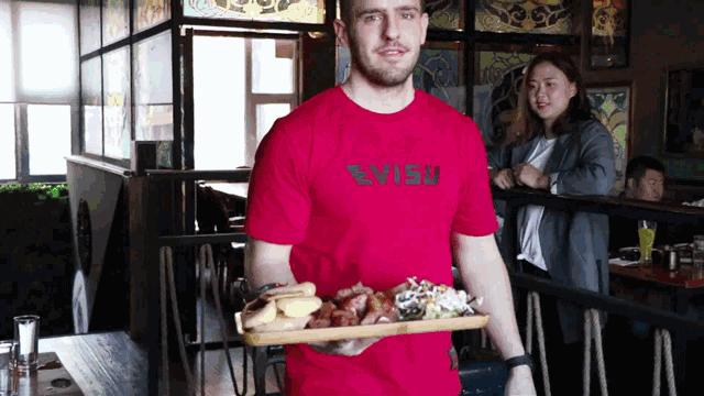 这家餐厅居然用外国大帅哥来吸引顾客