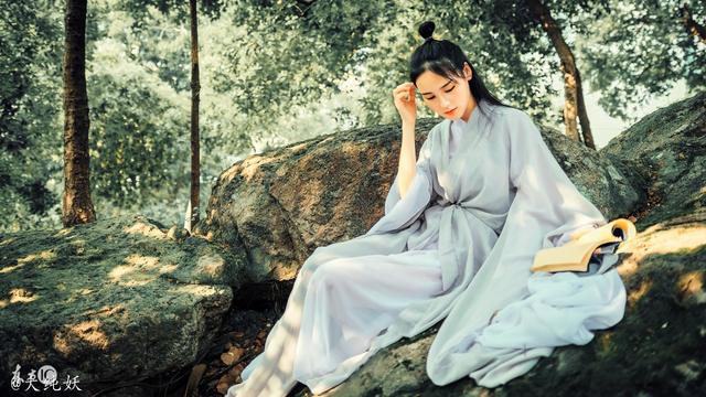 小说：他识得上古神文，神女知道后连夜赶来，赖他房间不走求翻译