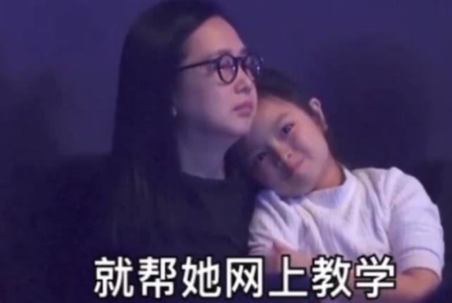 59岁华仔也爱上烫头,戴老花镜有秃顶迹象,曾借于谦梗想说相声