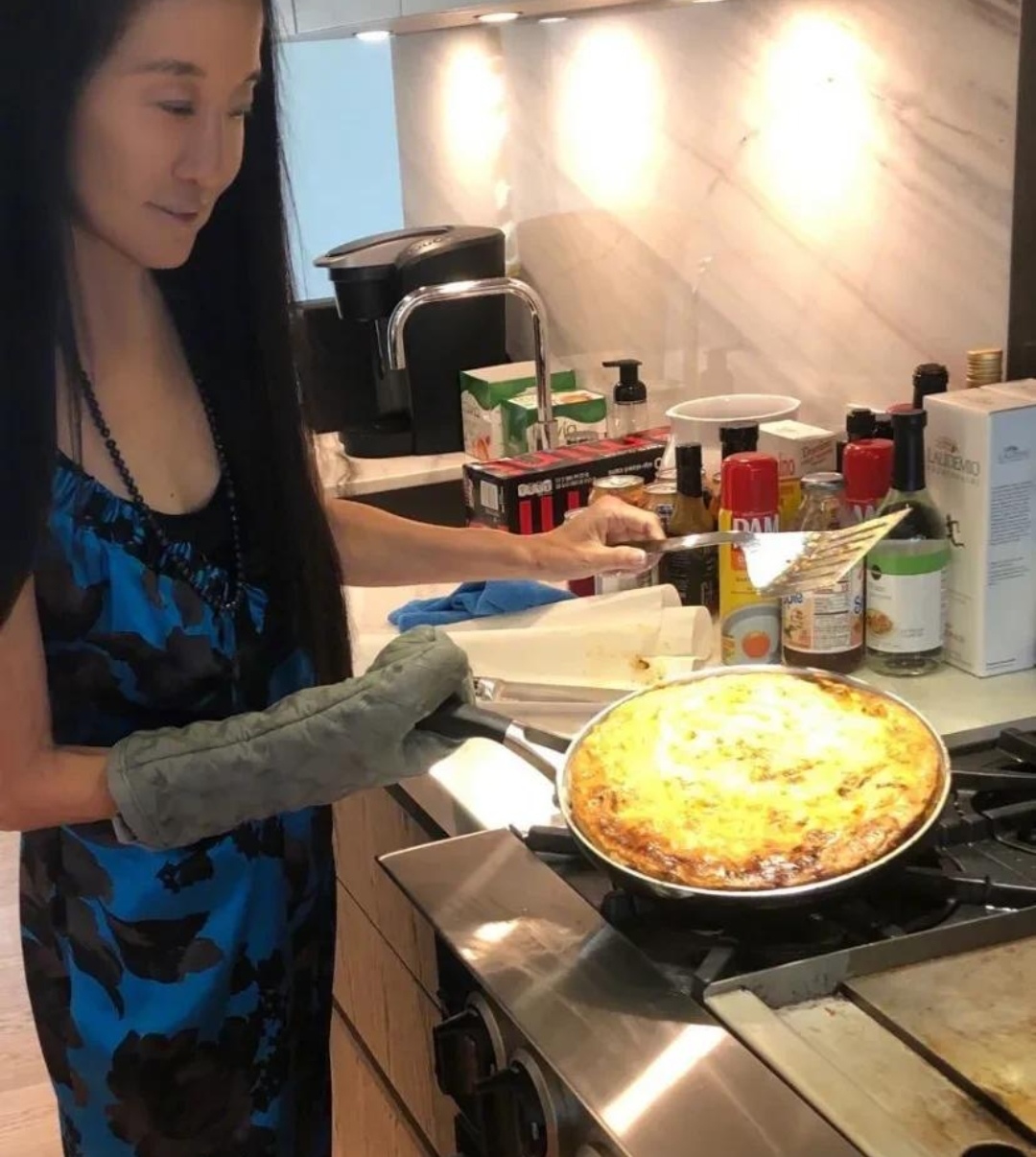 我真服了!70岁王微微有老人脸,但看到这玉女腿少女身材闭嘴了