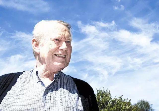 戴15元手表，却秘密捐出560亿：人活到极致，一定是素与简