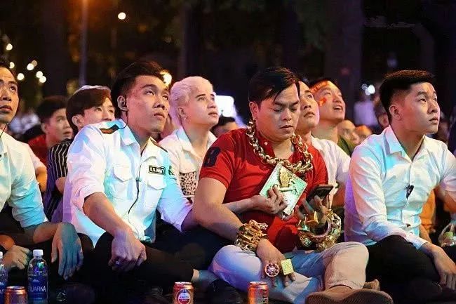 越南金哥戴黄金是真的吗,越南小伙每天戴13公斤黄金