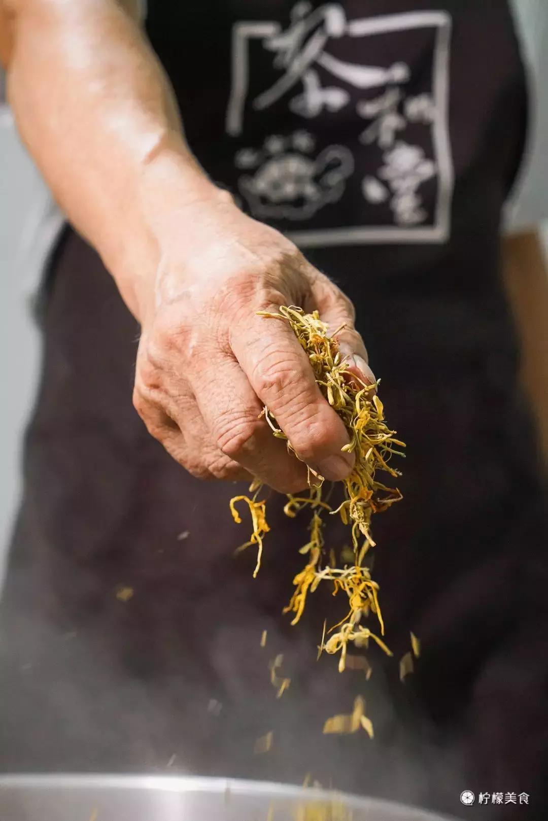 74岁的他，把一半的人生交给了这碗「黑暗甜品」