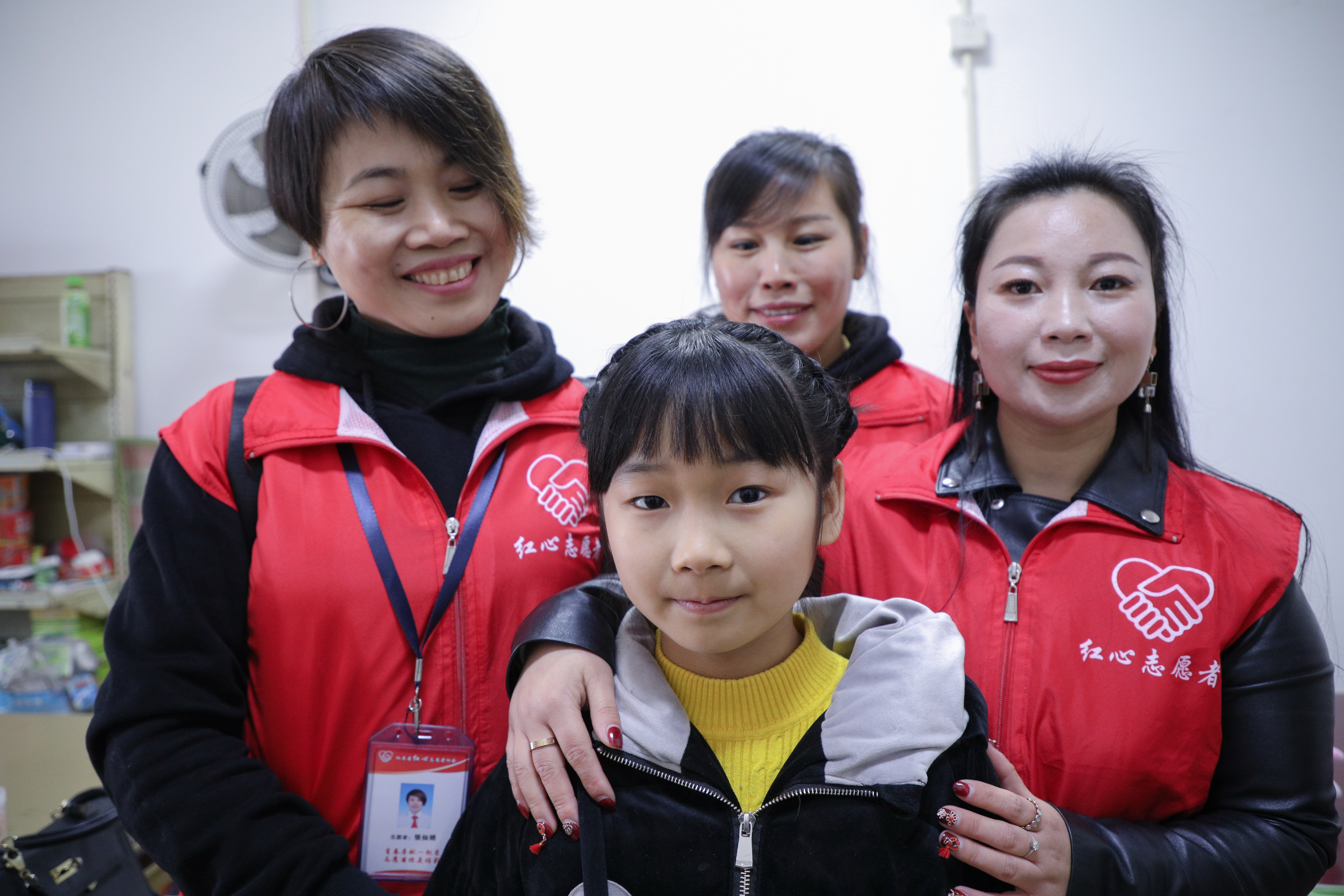 年入百万“神仙姐姐”热心做公益曾做生意被骗光想自杀穿睡衣返乡想感谢当年绿皮车上塞给她100元的陌生男