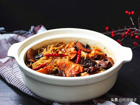 炖鸡时，千万不要直接焯水，东北人都这么做，鸡肉鲜嫩不发腥