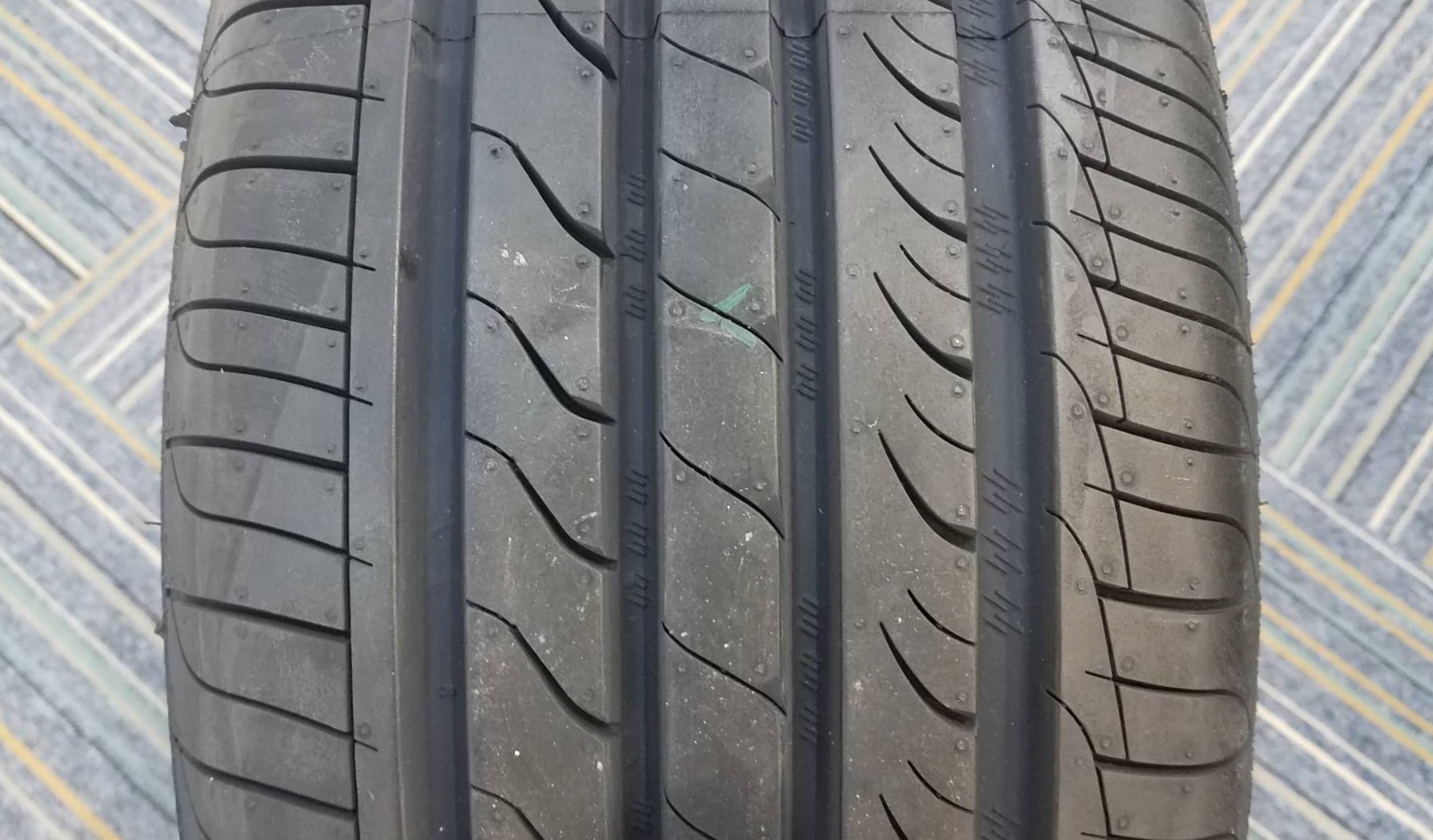 4个轮胎都装反了有什么后果,轮胎滚动方向装反有什么关系