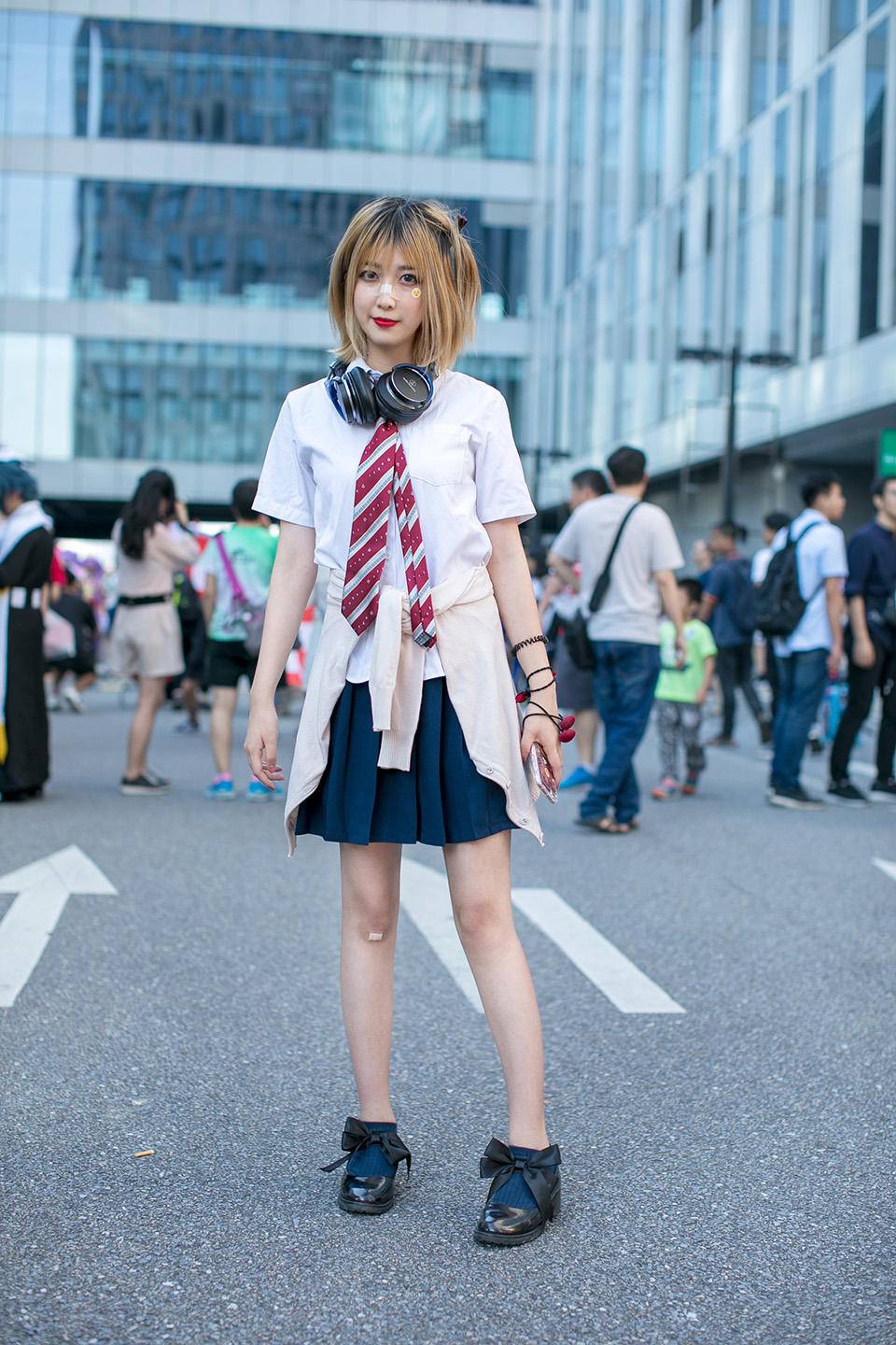 街拍潮人的二次元穿搭，樱桃洋装可爱萝莉风，百褶裙混搭可盐可甜