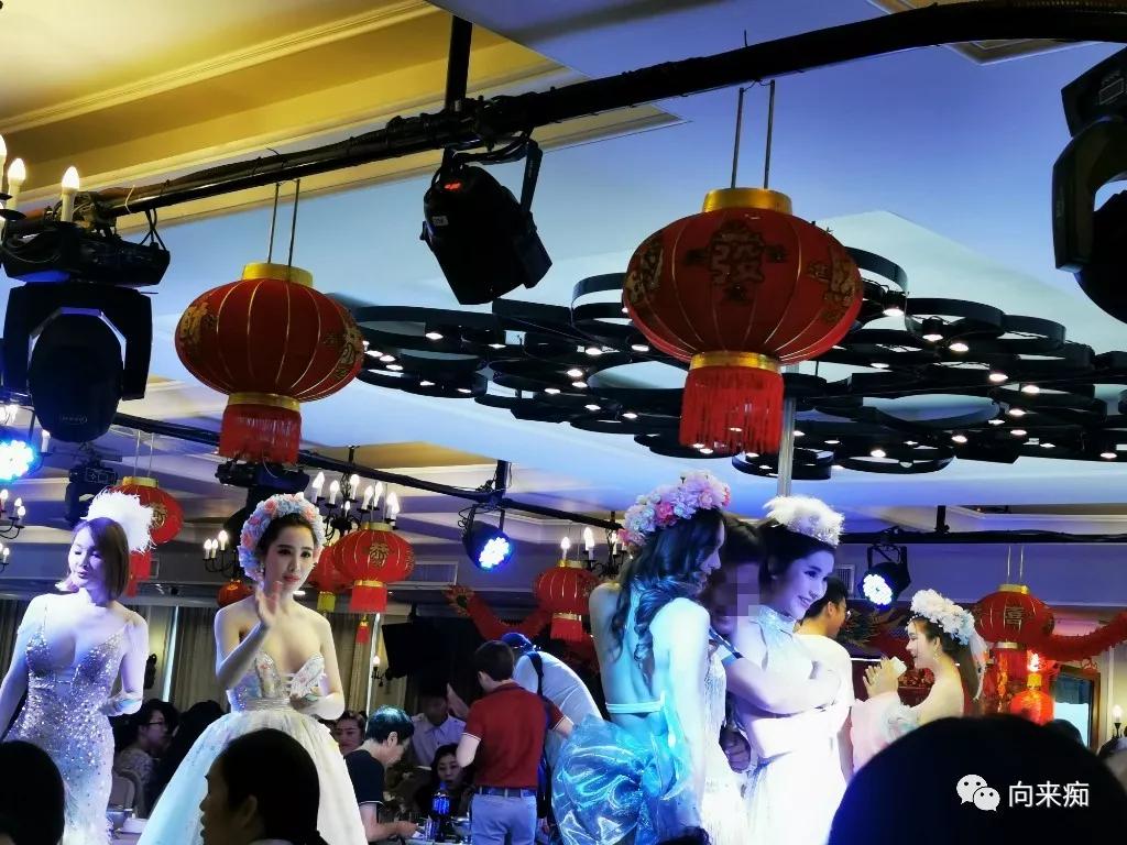 泰国一人行芭提雅跳伞,泰国三人行歌曲