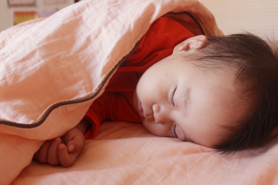 家有爱出汗的宝宝,造作双层纱织四件套透气+舒适,安睡整晚