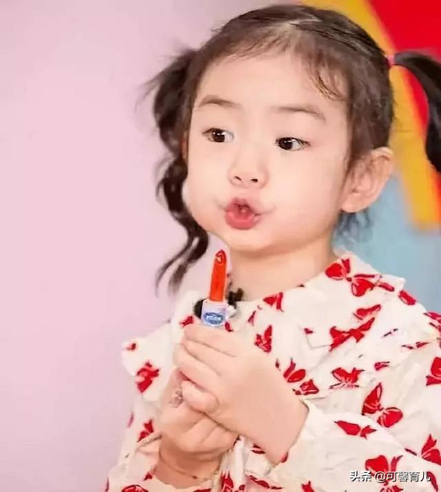 女儿总是用我的化妆品,女儿总是偷偷用妈妈的化妆品