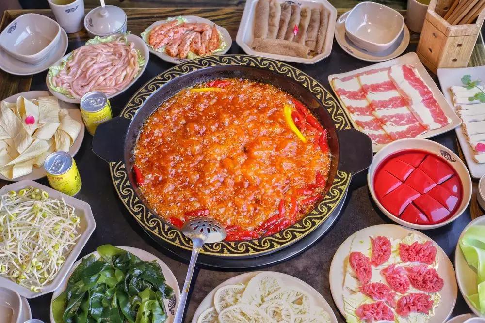 包锅底油碟的19.9自助火锅,一桌一个锅底39元自助油碟