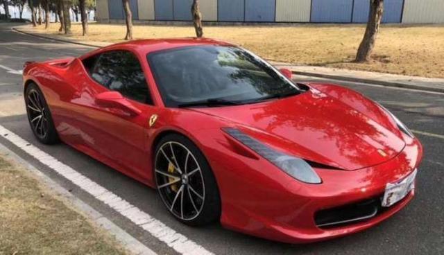 街头现身法拉利与美女,看到美女那一刻,网友:想知道怎么上厕所