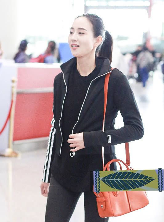 运动风挺好看，张钧甯穿短款运动衣出门，配条铅笔裤气质很好