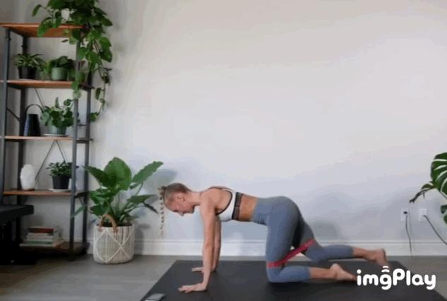 健身房里的翘臀怎么练出来的?一根弹力绳就能搞定你的蜜桃臀