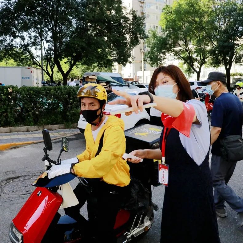 他们坚守在疫情防控一线,防控疫情他们在风雪中坚守