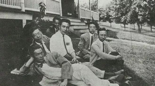 仅8年时间，他就带着这所“破烂学校”攀上了中国高校的珠峰