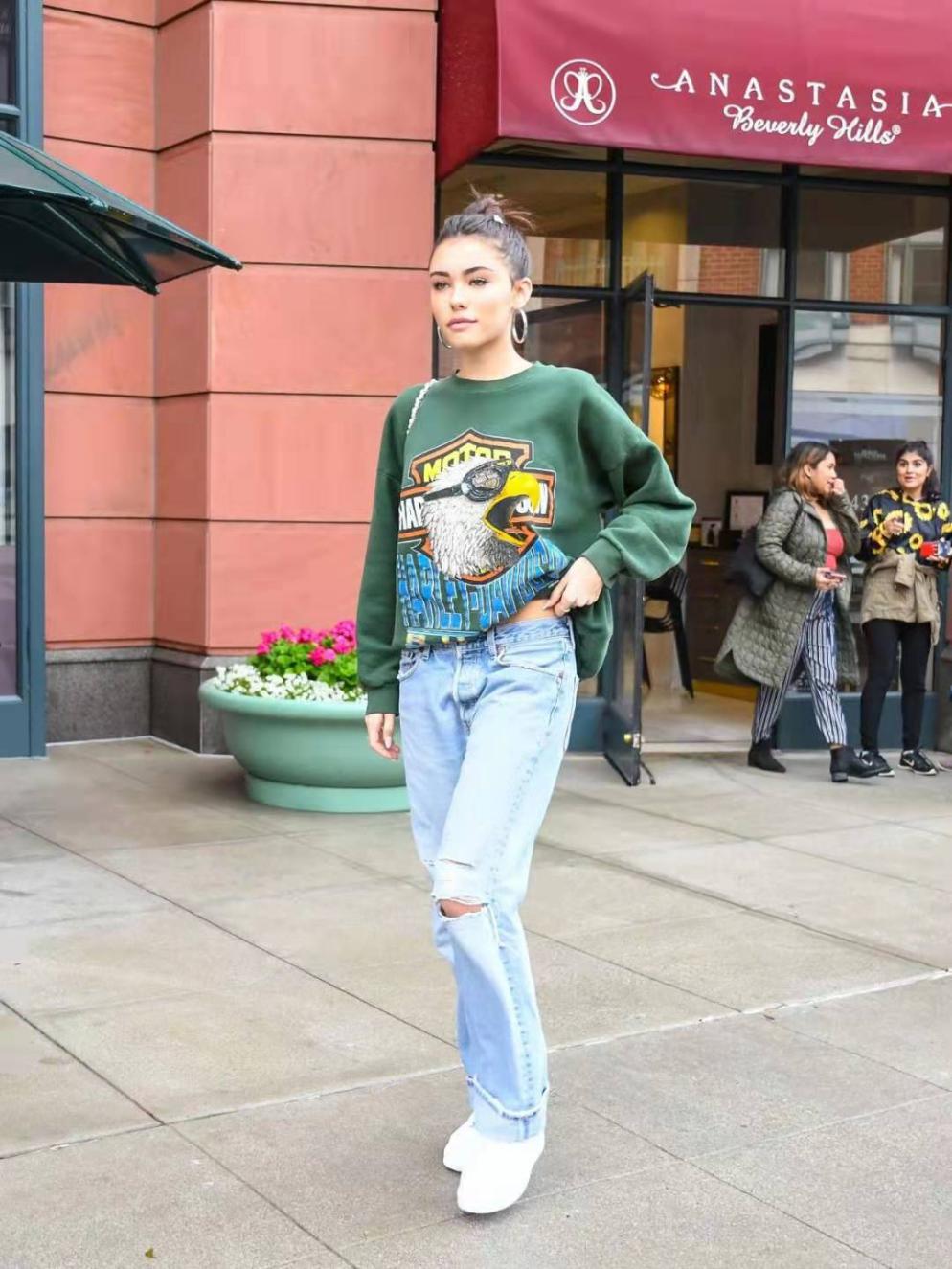 今年秋冬别再穿打*裤底**了,现在大家都在穿“拉丝裤”,显瘦还百搭