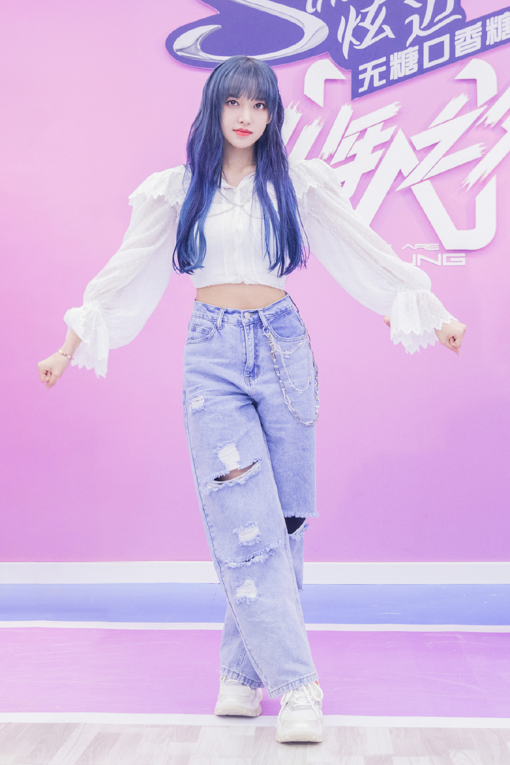 程潇镂空牛仔外套拼接皮裤,程潇颜值不输四千年