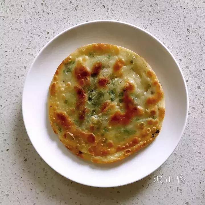 多余的饺子皮、馄饨皮千万不要扔,简单处理一下,秒变美味小吃