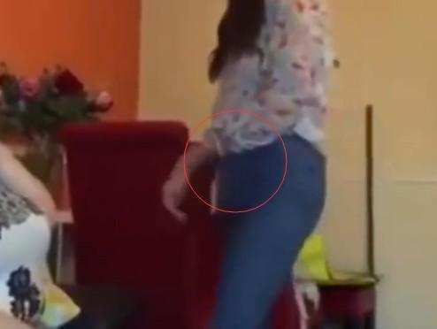 男子为成网红，在女友卫生棉上涂辣椒水，女友的行为让奶奶嫌弃