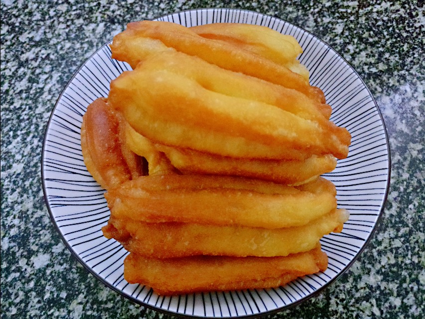 家庭版香酥小油条怎么做酥脆松软,香酥大油条家庭做法不用膨松剂