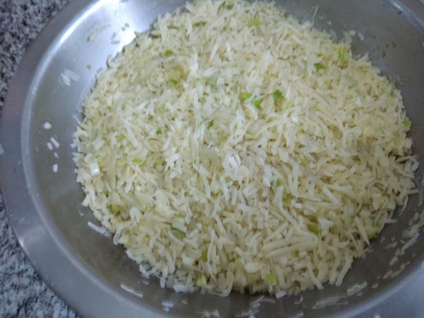 老东北美食白菜芹菜饺子蒸饺,天冷了这种蒸饺最好吃营养丰富