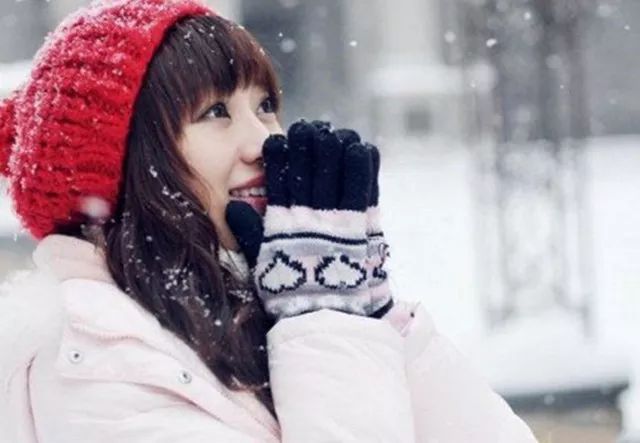 今日小寒｜轻舞一曲送冬雪，万家灯里待春风