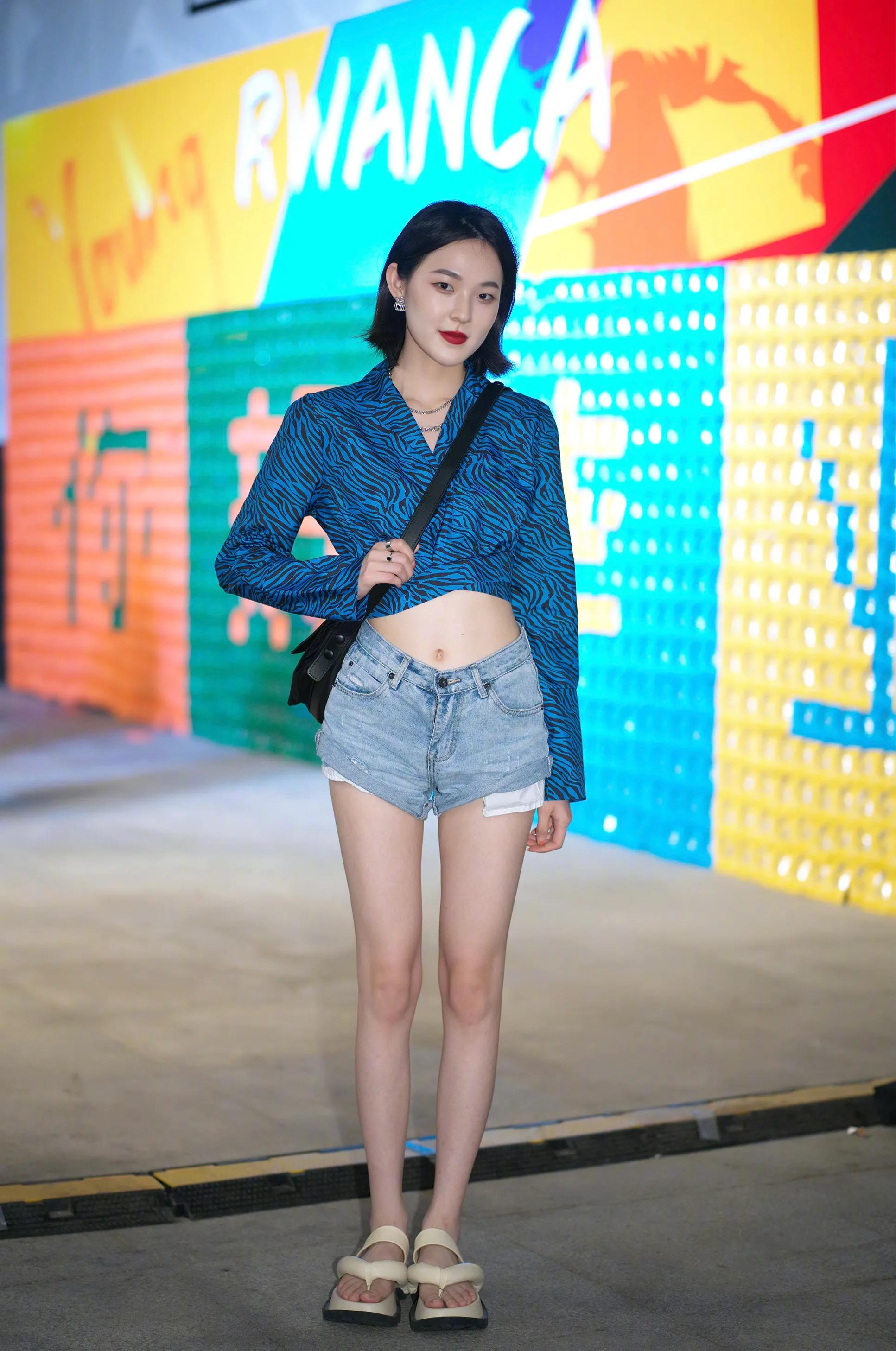 牛仔短裤如何搭配才时髦又洋气,万能牛仔短裤的一周穿搭指南