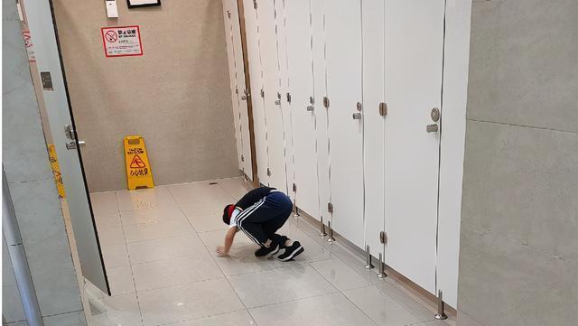 男童闯女卫生间后续,十几岁男童闯女浴室