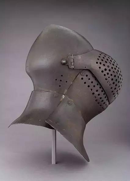 中世纪头盔和现代头盔对比,中世纪封闭式头盔