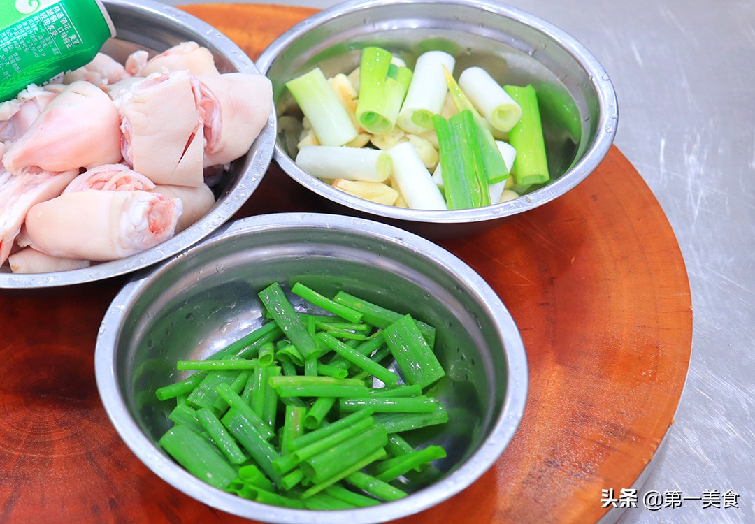 家常炖整个猪蹄最简单做法,砂锅炖猪蹄快的方法