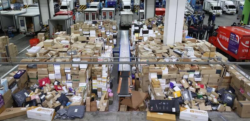 过劳、低薪、绝望，韩国快递员快要活不下去了