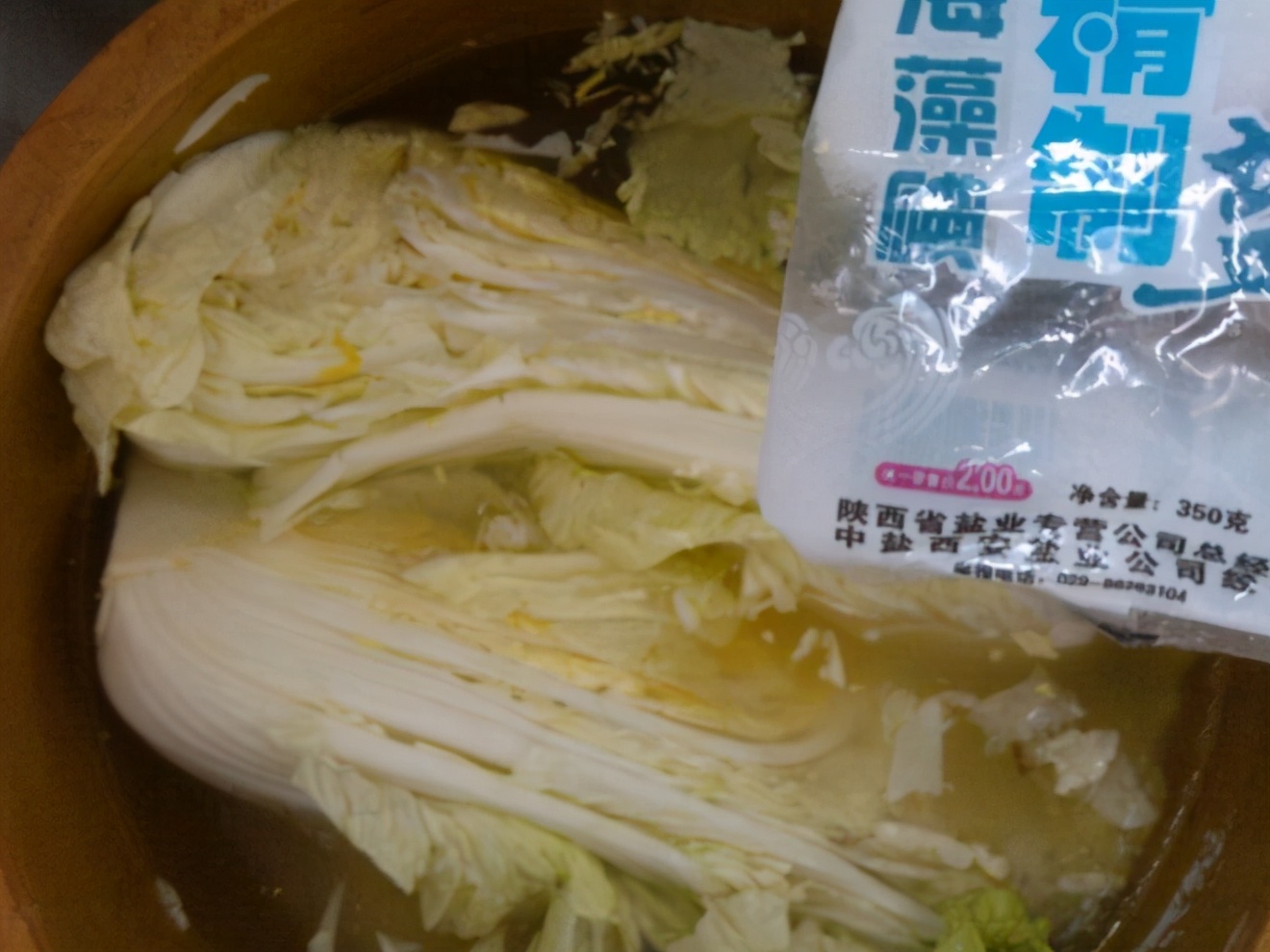 腌东北酸菜起白沫怎么办,腌酸菜冒泡泡