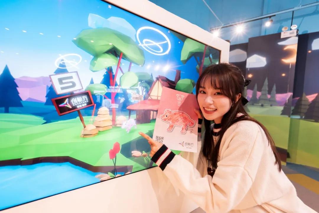 日夜不同科技感,春节潮玩创新方